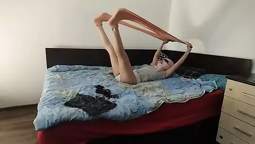 Amatör bir çiftle yatak odasında ön sevişme. Ateşli amatör bir çiftle yatak odasında çılgın seks.