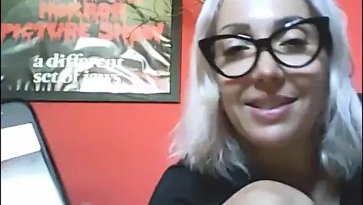 Gerçek bir penis uzmanı. Chantal bilgelikle samimi fotoğraflar ve yorumlar alıyor