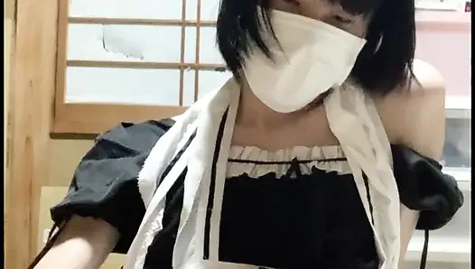 Hizmetçi kıyafetleriyle çapraz giyinme mastürbasyonu!