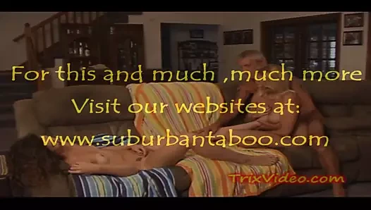 Üvey kız babasını komşusuyla yakalıyor ve katılıyor