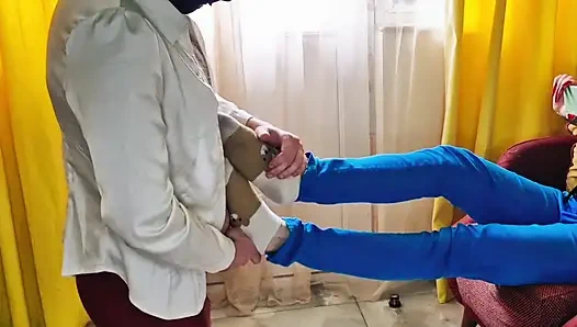 Spor ayakkabıyla uzun bir yürüyüşten sonra ayaklarım terliyor. İtaatkarımın ayak masajı zamanı geldi.