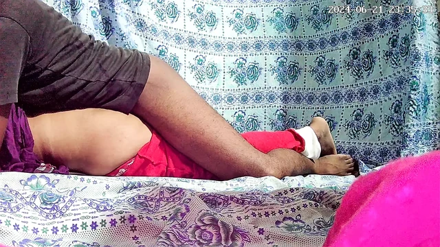 Молодой мужчина и старуха занимаются сексом в комнате