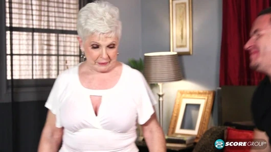 Jewel 20'lü grup seks yarağını emiyor ve sikiyor