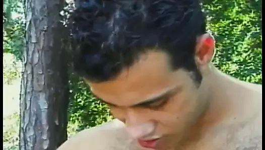 Sevimli genç esmer transeksüel cha-ch-cha dansından hoşlanıyor