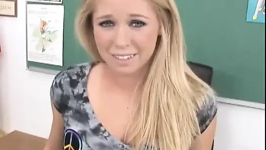 Güzel sarışın öğrenci büyük bir yarakla sikiliyor ve ağzına boşalıyor