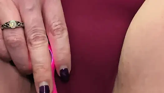 Genç erkek avcısı orta yaşlı seksi kadın lush mini kullanarak külotunu sırılsıklam ediyor