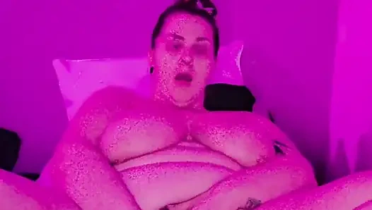 İri güzel kadın makinesi için amını açıyor