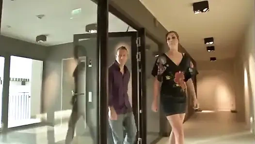 Kraker kadın bir arkadaşının dairesinde seks yapıyor