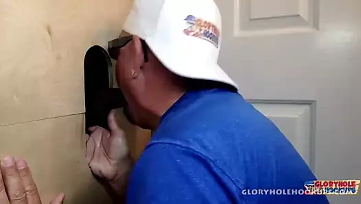 genç horoz alır emdi at the gloryhole