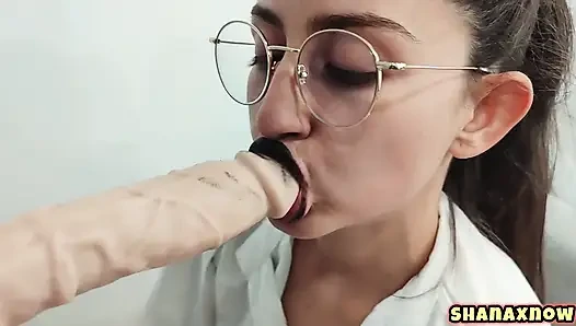 Fantezi sekreter sakso çekiyor dildo boşalması