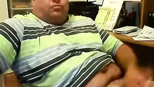 Chunky baba okşayarak at ofiste