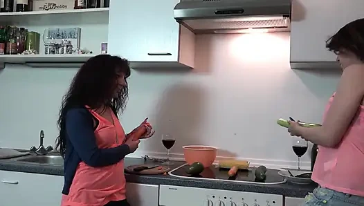 Fransız lezbiyen kızlar büyük oyuncakla oynuyor