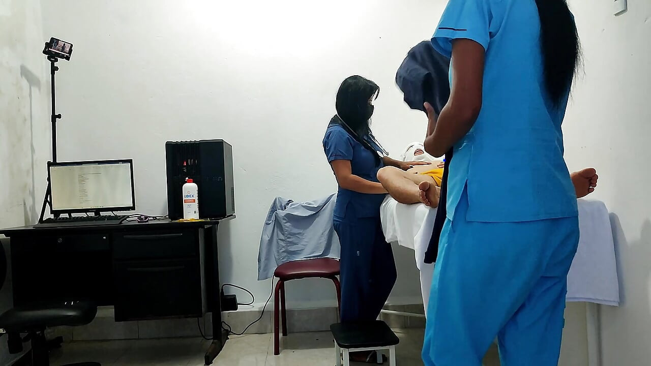KLINIKTE OLDU!! BIR KADıN DOKTOR VE HEMŞIRE BIR HASTAYı BAŞTAN ÇıKARıYOR. ONU SEDYEDE SIKIYORLAR