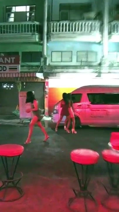 Pattaya'da çalışan sokakta yürüyen ladyboys