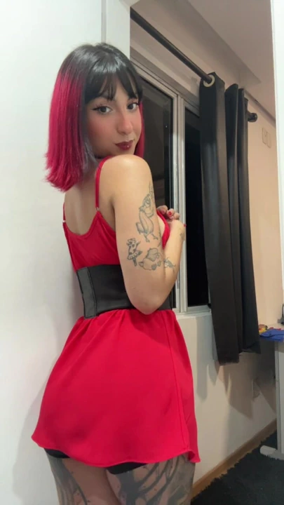 Kırmızı elbisemi seviyorsan gibi