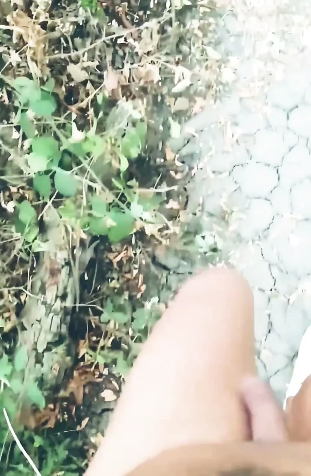 Bakış açısı ormanda çıplak yürüyüş