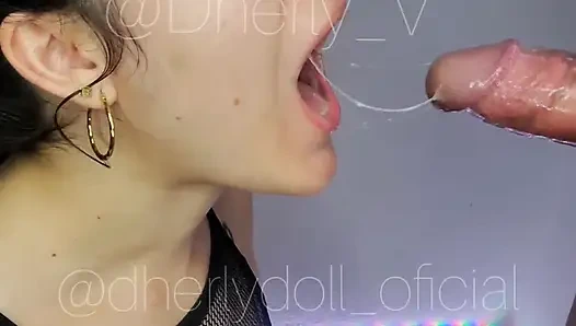 Üniversiteli sürtük eve gitmeden önce yarağımı emiyor