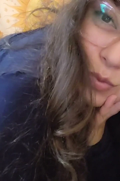 Güzel bir kız mastürbasyon yapıyor