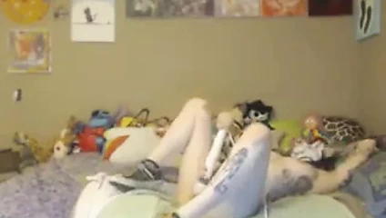 Korkunç dövmeli kamera kızı garip bir oyuncakla oynuyor