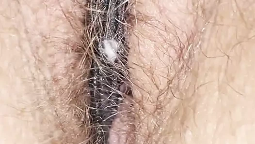 İnleyen evli kadın dölleniyor ve külotuyla temizliyor