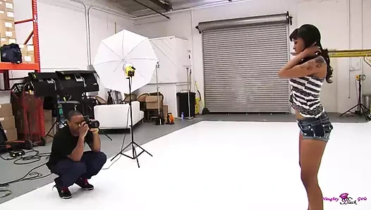 Bir model büyük bir boru emmeye başladığında fotoğraf seansı bir sıra alıyor