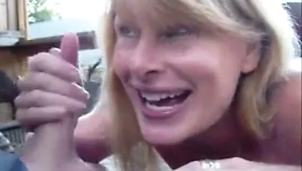 Çılgın sıcak sarışın milf bj vid yapar.