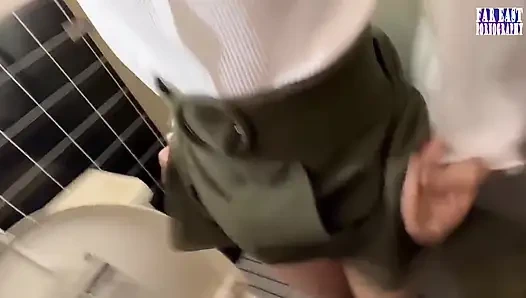 Kalabalık gözlerin dik uçlarında ateşli, sıkı bir tepenin ateşlendiği çıplak meme yürüyüşü faz.2