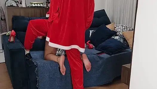 Sen izlerken Noel Baba karını sikiyor