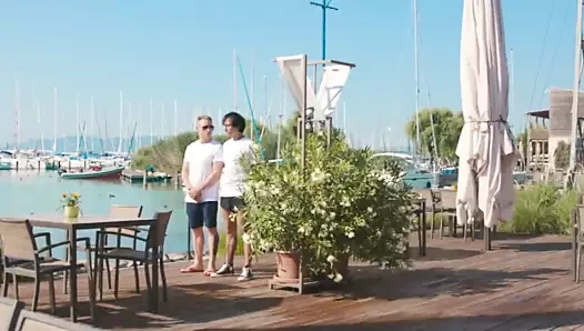 Sıkılmış zengin kız, koca anal meşgulken oyalanmak istiyor