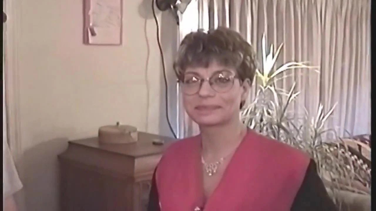 Mature MILF Gives Sloppy Blowjob and Takes Creampie