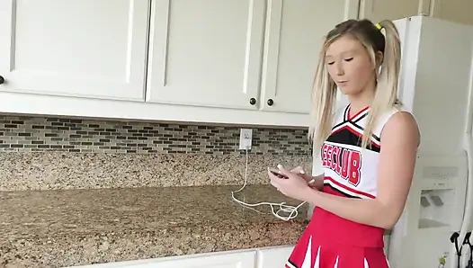 April Aniston пьет сперму из его члена, как это фонтан воды!