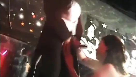 Asyalı genç kız seyirciler tarafından sikiliyor