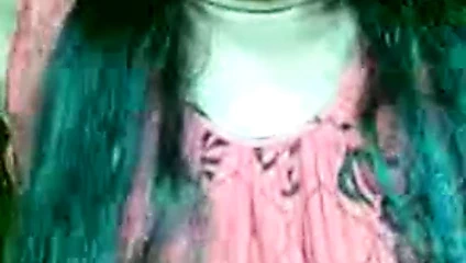 Kadın koltuk altı kıllarını usturayla tıraş ediyor.