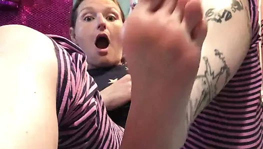 Olgun orta yaşlı seksi kadın ayak tırnak cilasını çekerken ayak tabanlarını sana taşıyor! Evet evet, ayak hayranları, bu sizin için!