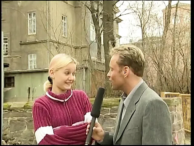 Sarışın genç kız klasik oyuncu seçmelerinde soyunuyor