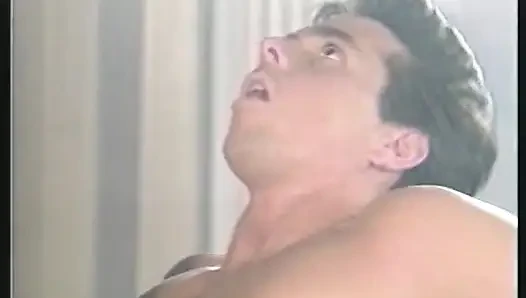 Büyük memeli orta yaşlı seksi kadın bilardo masasında sikiliyor