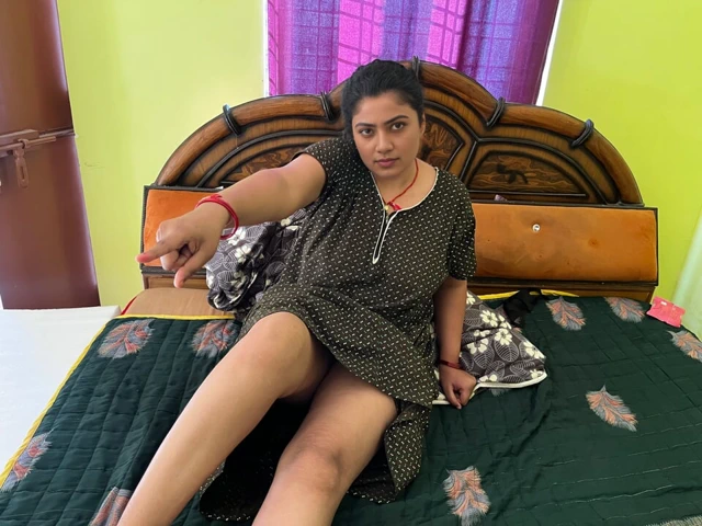 Üvey annesini baştan çıkardı ve fırsatlardan faydalandı ve sikişiyor, tam Hintçe video