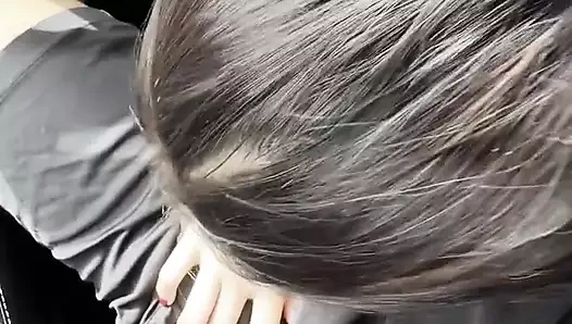 Park yerinde hayranını emiyor