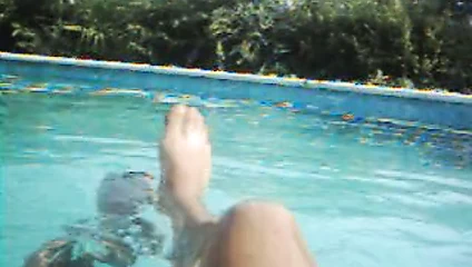 Yüzme havuzunda külotlu çorap