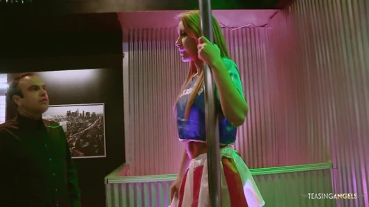 Yeni striptizci patronuna yarağını emerek becerilerini kanıtlamaya çalışıyor