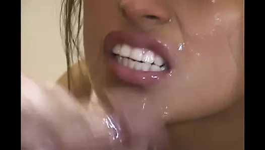 Azgın esmer vahşi sikiliyor ve yüzüne boşalıyor