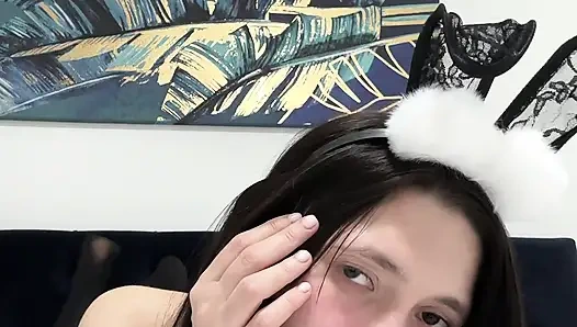 Genç Paskalya tavşanı kız yatakta mastürbasyon yapıyor