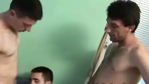 Üçün kalabalık olduğunu kim söylüyor..genç erkekler üçlü yolun tadını çıkarıyor