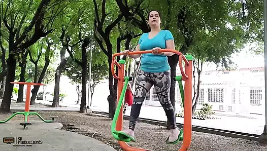 Komşumun fahişesini parkta buluyorum ve onu sikmemi istiyor - İspanyolca porno