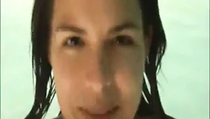 Halka açık bir havuzda orgazm! - video