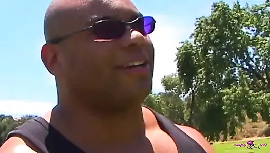 Kızıl saçlı bir genç kız büyük zenci yarağı etrafında yarağa binme becerilerini göstermek için rastgele alınıyor.