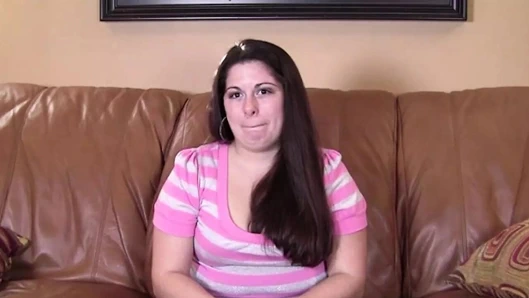 Büyük götlü baştan çıkarıcı jen erkeğinin büyük etini sağıyor!