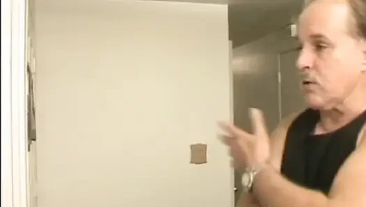 Трахнутая в рот французская дама сосет член под столом