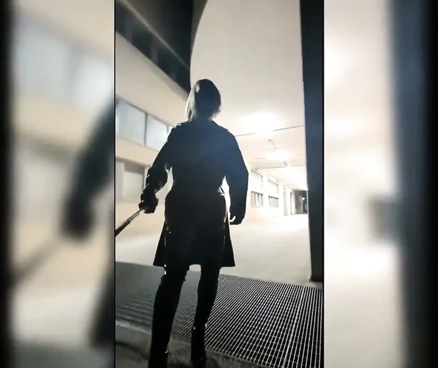 Park evinde yürüyüş, overknee çizmeli sarışın, kırmızı pvc elbise ve uzun deri ceket