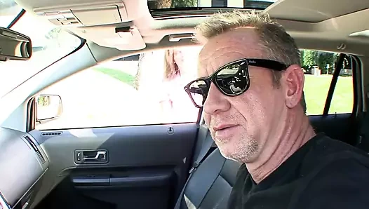 Balon götlü genç kız yaşlı yarağa biniyor